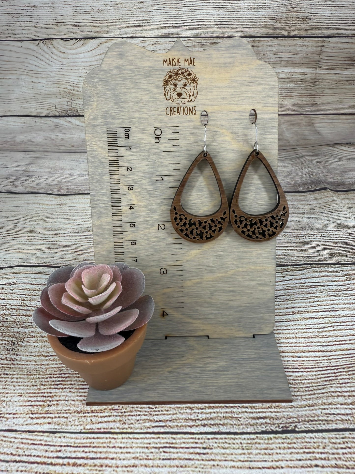 Cutout Teardrop Flower