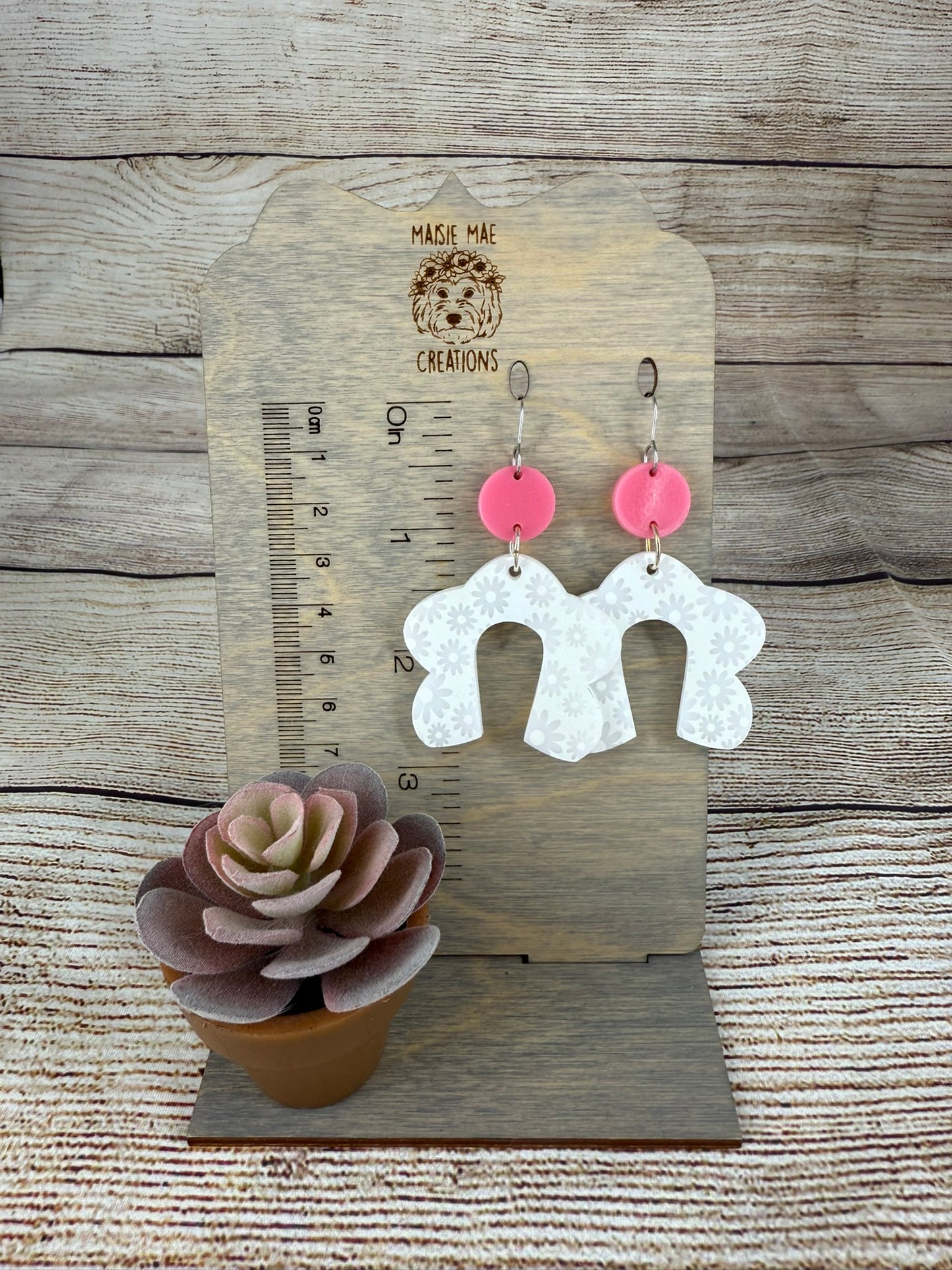 Acrylic Scalloped Arches