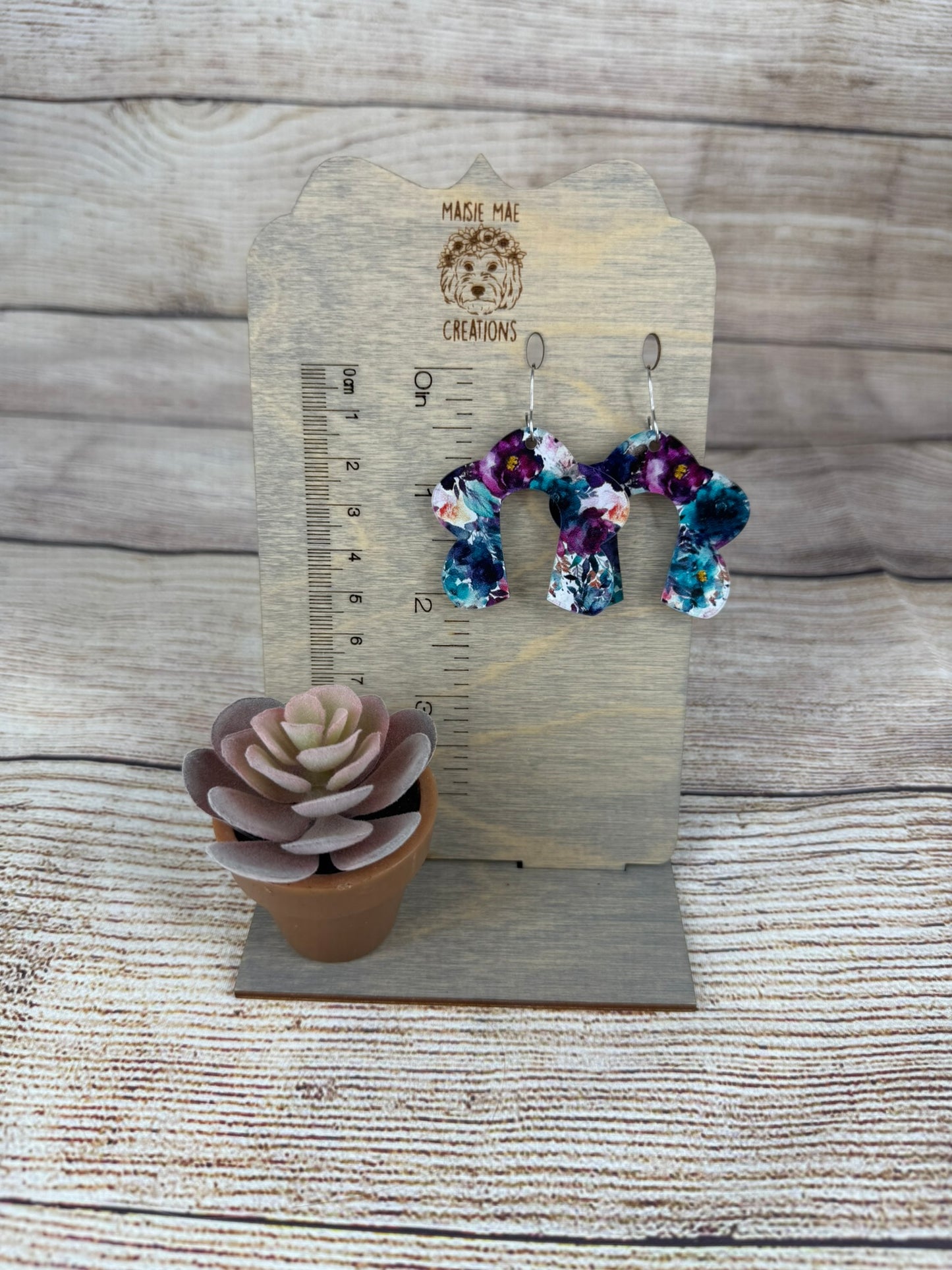 Acrylic Scalloped Arches