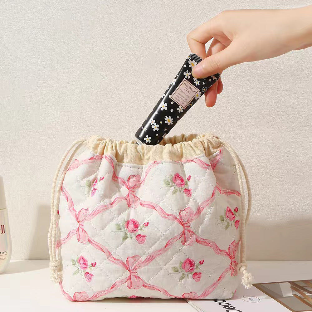 Quilted Cotton Drawstring Makeup Bag Portable High Capacity Cosmetic Storage Pouch For Travel Vintage Bear Pattern